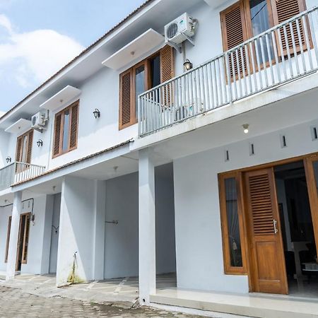 Azalia Homestay Yogyakarta Exterior photo
