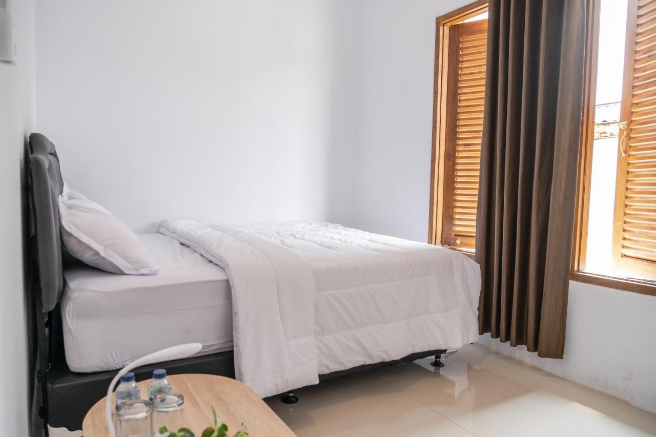 Azalia Homestay Yogyakarta Exterior photo
