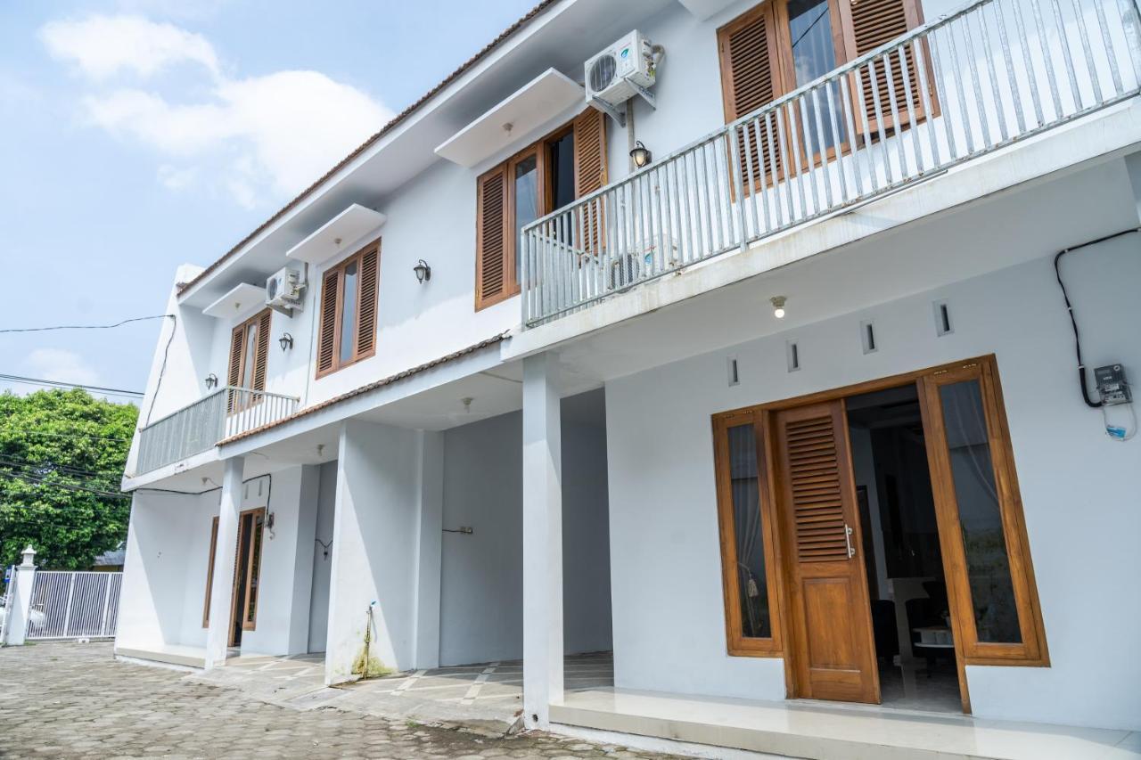 Azalia Homestay Yogyakarta Exterior photo
